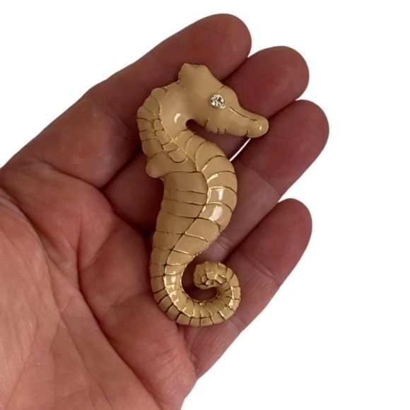 Gold Tone Beige Enamel Oversized Seahorse Brooch - Picture 3 of 5
